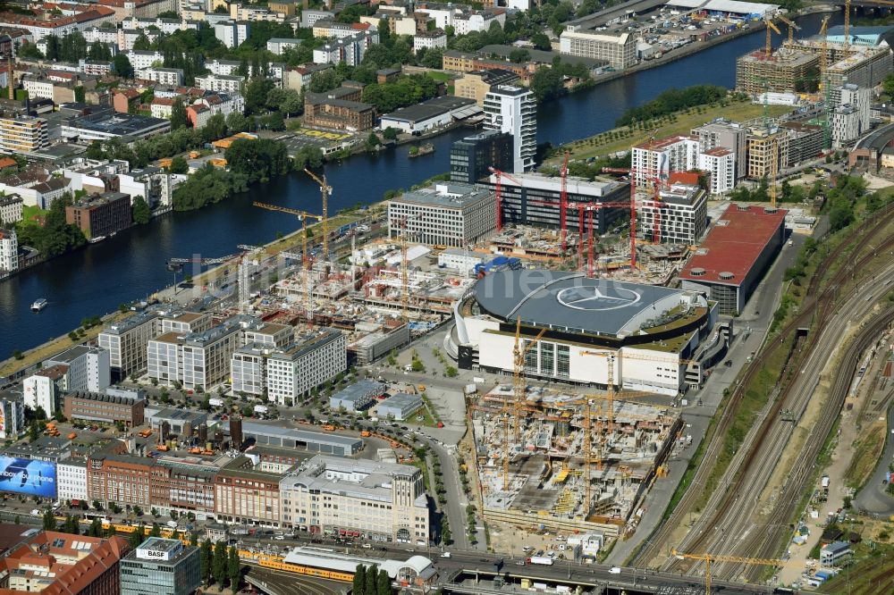 Berlin aus der Vogelperspektive: Baustelle zum Neubau des Gebäudekomplexes des Einkaufszentrum East Side Mall der Freo Group an der Tamara-Danz-Straße auf dem Anschutz - Areal im Ortsteil Bezirk Friedrichshain-Kreuzberg in Berlin, Deutschland