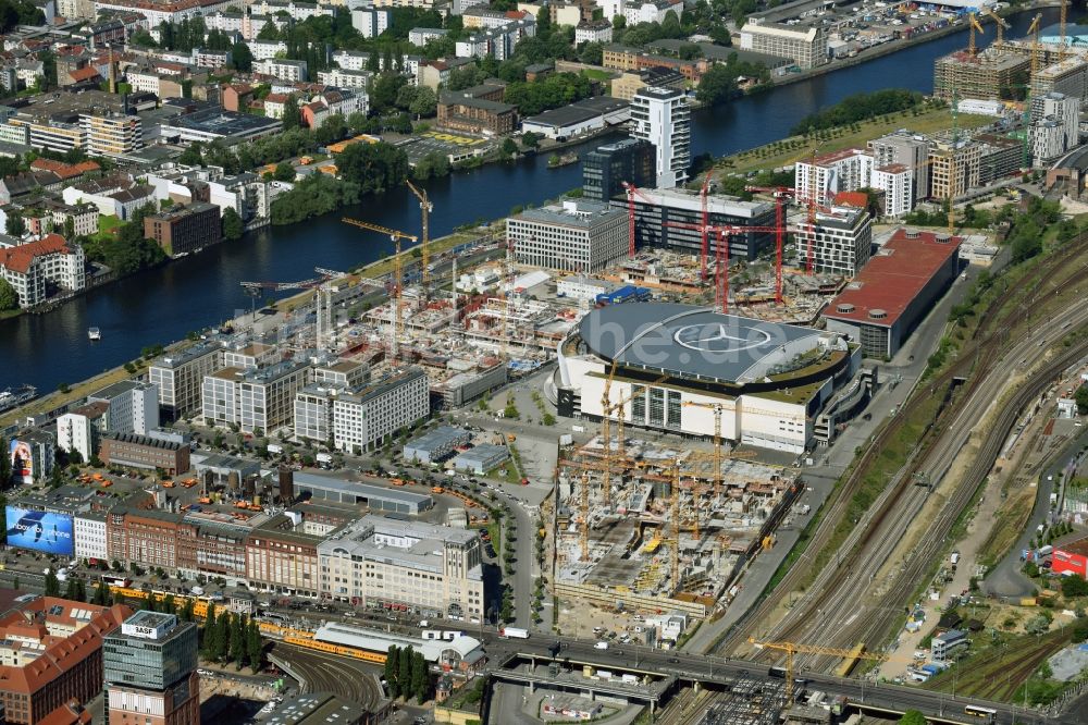 Luftbild Berlin - Baustelle zum Neubau des Gebäudekomplexes des Einkaufszentrum East Side Mall der Freo Group an der Tamara-Danz-Straße auf dem Anschutz - Areal im Ortsteil Bezirk Friedrichshain-Kreuzberg in Berlin, Deutschland