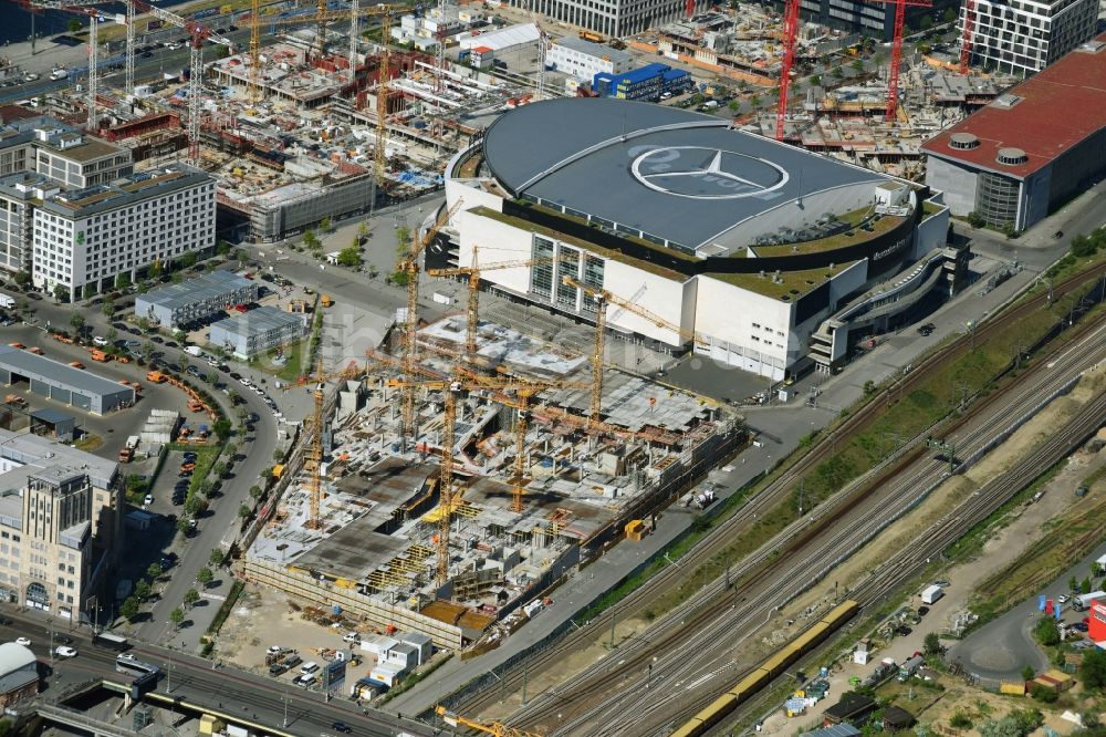 Luftaufnahme Berlin - Baustelle zum Neubau des Gebäudekomplexes des Einkaufszentrum East Side Mall der Freo Group an der Tamara-Danz-Straße auf dem Anschutz - Areal im Ortsteil Bezirk Friedrichshain-Kreuzberg in Berlin, Deutschland