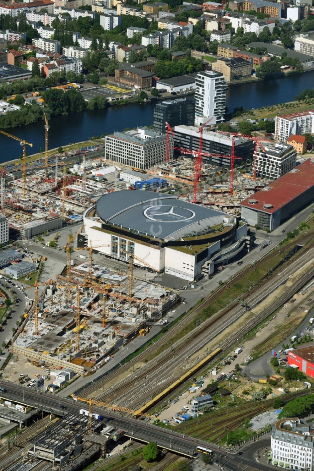 Berlin von oben - Baustelle zum Neubau des Gebäudekomplexes des Einkaufszentrum East Side Mall der Freo Group an der Tamara-Danz-Straße auf dem Anschutz - Areal im Ortsteil Bezirk Friedrichshain-Kreuzberg in Berlin, Deutschland