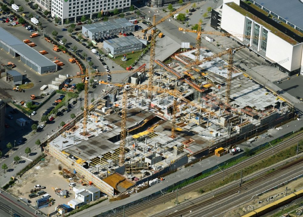 Berlin aus der Vogelperspektive: Baustelle zum Neubau des Gebäudekomplexes des Einkaufszentrum East Side Mall der Freo Group an der Tamara-Danz-Straße auf dem Anschutz - Areal im Ortsteil Bezirk Friedrichshain-Kreuzberg in Berlin, Deutschland