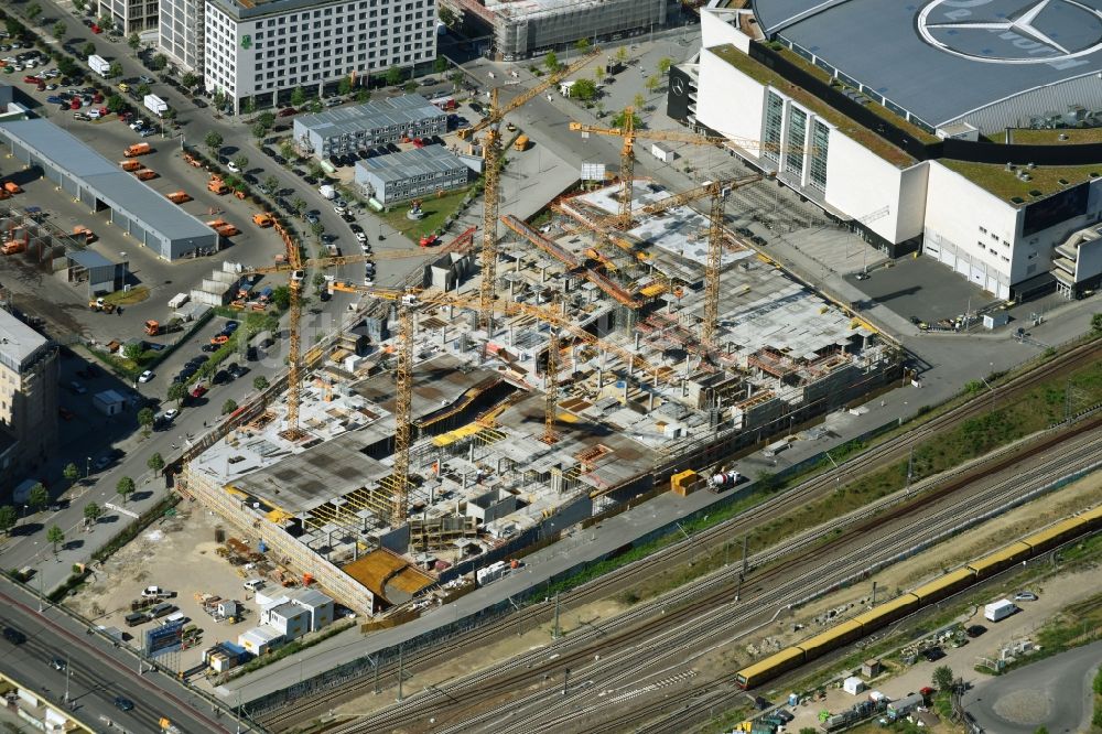 Luftbild Berlin - Baustelle zum Neubau des Gebäudekomplexes des Einkaufszentrum East Side Mall der Freo Group an der Tamara-Danz-Straße auf dem Anschutz - Areal im Ortsteil Bezirk Friedrichshain-Kreuzberg in Berlin, Deutschland