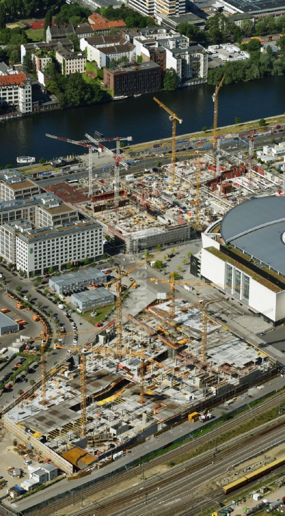 Luftaufnahme Berlin - Baustelle zum Neubau des Gebäudekomplexes des Einkaufszentrum East Side Mall der Freo Group an der Tamara-Danz-Straße auf dem Anschutz - Areal im Ortsteil Bezirk Friedrichshain-Kreuzberg in Berlin, Deutschland