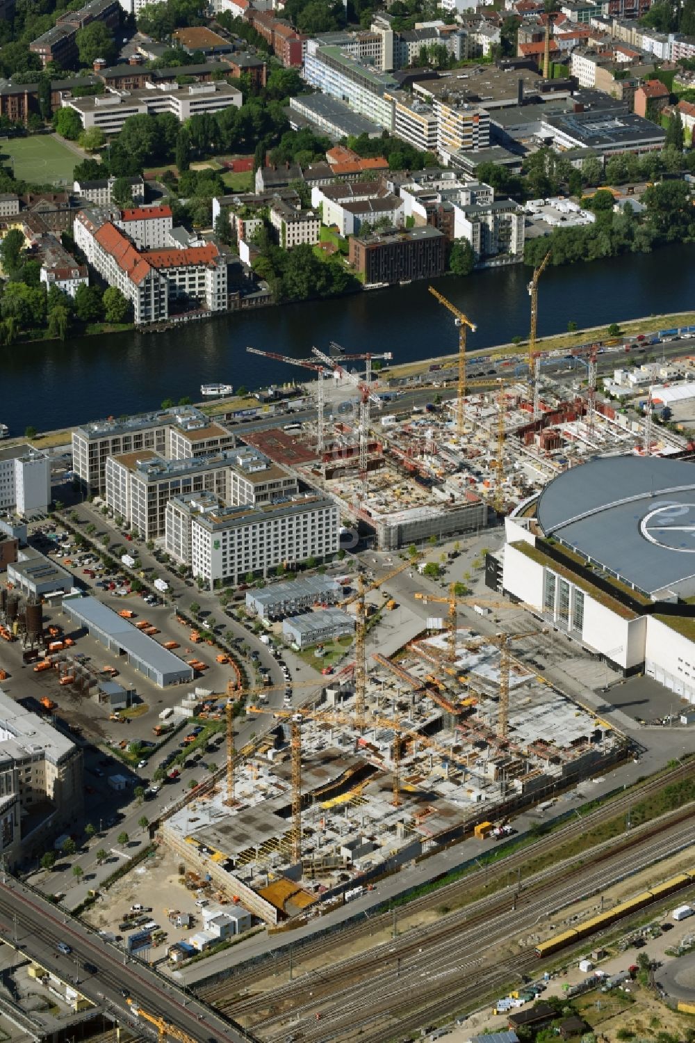 Berlin von oben - Baustelle zum Neubau des Gebäudekomplexes des Einkaufszentrum East Side Mall der Freo Group an der Tamara-Danz-Straße auf dem Anschutz - Areal im Ortsteil Bezirk Friedrichshain-Kreuzberg in Berlin, Deutschland