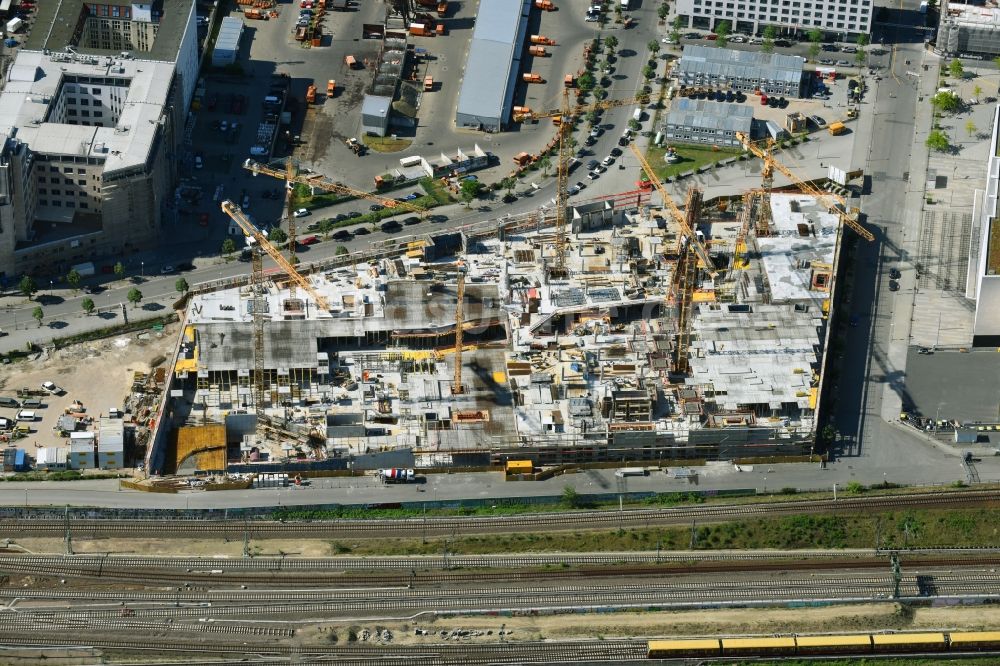 Luftbild Berlin - Baustelle zum Neubau des Gebäudekomplexes des Einkaufszentrum East Side Mall der Freo Group an der Tamara-Danz-Straße auf dem Anschutz - Areal im Ortsteil Bezirk Friedrichshain-Kreuzberg in Berlin, Deutschland