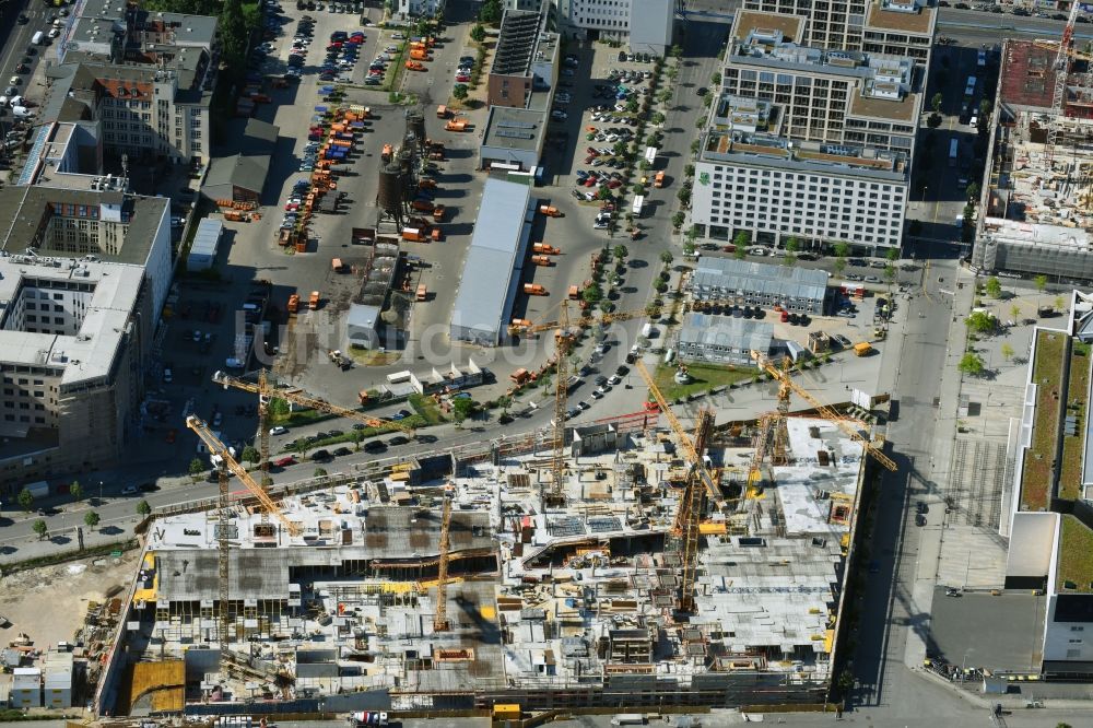 Luftaufnahme Berlin - Baustelle zum Neubau des Gebäudekomplexes des Einkaufszentrum East Side Mall der Freo Group an der Tamara-Danz-Straße auf dem Anschutz - Areal im Ortsteil Bezirk Friedrichshain-Kreuzberg in Berlin, Deutschland