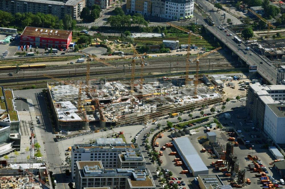 Berlin von oben - Baustelle zum Neubau des Gebäudekomplexes des Einkaufszentrum East Side Mall der Freo Group an der Tamara-Danz-Straße auf dem Anschutz - Areal im Ortsteil Bezirk Friedrichshain-Kreuzberg in Berlin, Deutschland