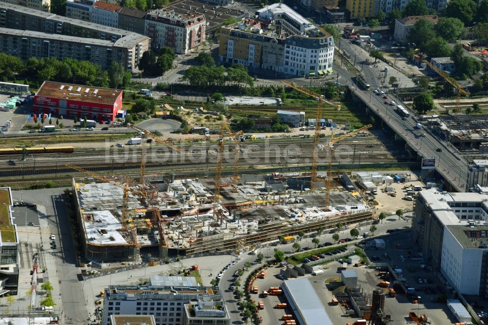 Berlin aus der Vogelperspektive: Baustelle zum Neubau des Gebäudekomplexes des Einkaufszentrum East Side Mall der Freo Group an der Tamara-Danz-Straße auf dem Anschutz - Areal im Ortsteil Bezirk Friedrichshain-Kreuzberg in Berlin, Deutschland