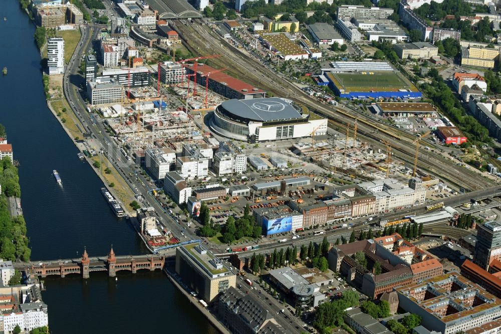 Luftbild Berlin - Baustelle zum Neubau des Gebäudekomplexes des Einkaufszentrum East Side Mall der Freo Group an der Tamara-Danz-Straße auf dem Anschutz - Areal im Ortsteil Bezirk Friedrichshain-Kreuzberg in Berlin, Deutschland