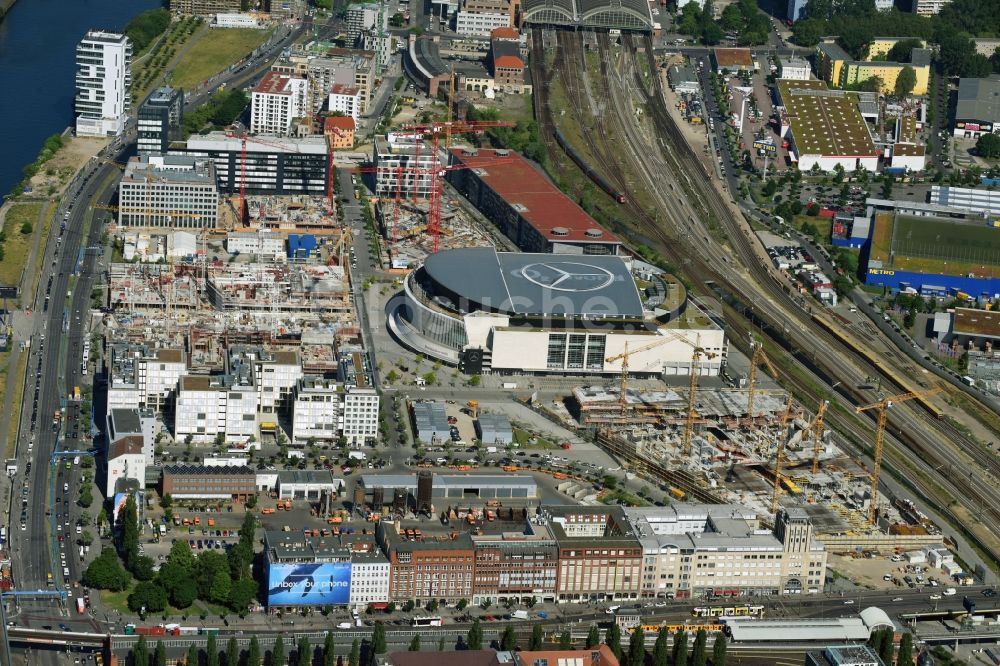 Luftaufnahme Berlin - Baustelle zum Neubau des Gebäudekomplexes des Einkaufszentrum East Side Mall der Freo Group an der Tamara-Danz-Straße auf dem Anschutz - Areal im Ortsteil Bezirk Friedrichshain-Kreuzberg in Berlin, Deutschland