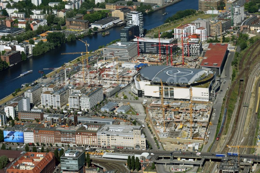 Berlin von oben - Baustelle zum Neubau des Gebäudekomplexes des Einkaufszentrum East Side Mall der Freo Group an der Tamara-Danz-Straße auf dem Anschutz - Areal im Ortsteil Bezirk Friedrichshain-Kreuzberg in Berlin, Deutschland