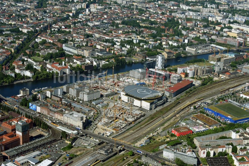 Berlin aus der Vogelperspektive: Baustelle zum Neubau des Gebäudekomplexes des Einkaufszentrum East Side Mall der Freo Group an der Tamara-Danz-Straße auf dem Anschutz - Areal im Ortsteil Bezirk Friedrichshain-Kreuzberg in Berlin, Deutschland