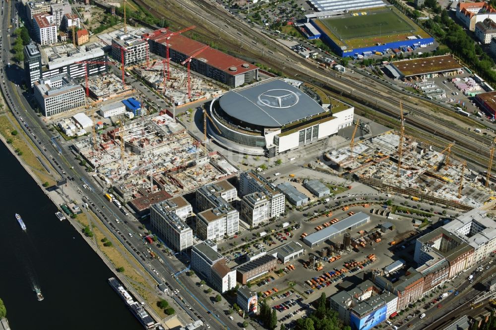 Luftbild Berlin - Baustelle zum Neubau des Gebäudekomplexes des Einkaufszentrum East Side Mall der Freo Group an der Tamara-Danz-Straße auf dem Anschutz - Areal im Ortsteil Bezirk Friedrichshain-Kreuzberg in Berlin, Deutschland