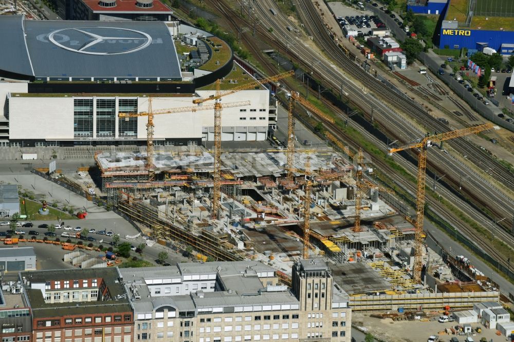 Berlin von oben - Baustelle zum Neubau des Gebäudekomplexes des Einkaufszentrum East Side Mall der Freo Group an der Tamara-Danz-Straße auf dem Anschutz - Areal im Ortsteil Bezirk Friedrichshain-Kreuzberg in Berlin, Deutschland