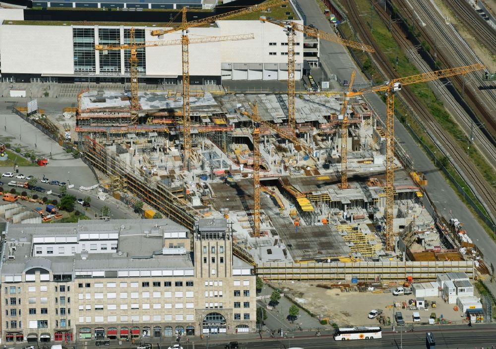 Berlin aus der Vogelperspektive: Baustelle zum Neubau des Gebäudekomplexes des Einkaufszentrum East Side Mall der Freo Group an der Tamara-Danz-Straße auf dem Anschutz - Areal im Ortsteil Bezirk Friedrichshain-Kreuzberg in Berlin, Deutschland