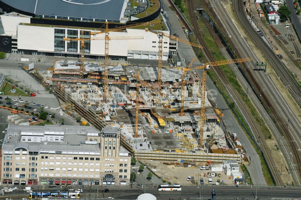 Luftbild Berlin - Baustelle zum Neubau des Gebäudekomplexes des Einkaufszentrum East Side Mall der Freo Group an der Tamara-Danz-Straße auf dem Anschutz - Areal im Ortsteil Bezirk Friedrichshain-Kreuzberg in Berlin, Deutschland