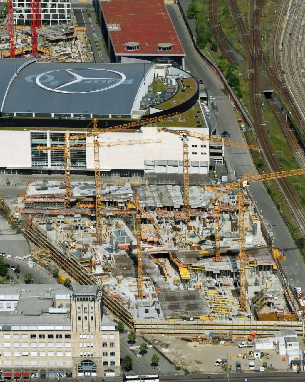 Luftaufnahme Berlin - Baustelle zum Neubau des Gebäudekomplexes des Einkaufszentrum East Side Mall der Freo Group an der Tamara-Danz-Straße auf dem Anschutz - Areal im Ortsteil Bezirk Friedrichshain-Kreuzberg in Berlin, Deutschland