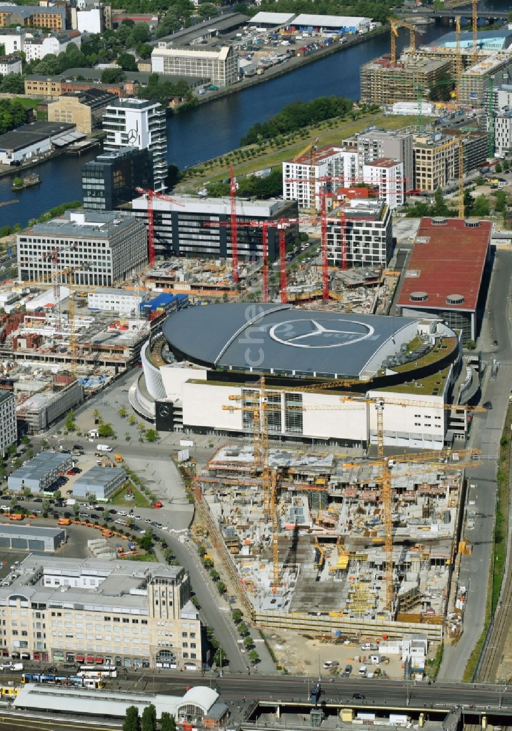 Berlin von oben - Baustelle zum Neubau des Gebäudekomplexes des Einkaufszentrum East Side Mall der Freo Group an der Tamara-Danz-Straße auf dem Anschutz - Areal im Ortsteil Bezirk Friedrichshain-Kreuzberg in Berlin, Deutschland