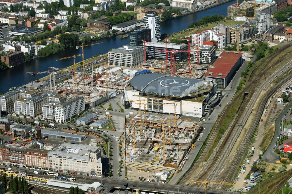 Berlin aus der Vogelperspektive: Baustelle zum Neubau des Gebäudekomplexes des Einkaufszentrum East Side Mall der Freo Group an der Tamara-Danz-Straße auf dem Anschutz - Areal im Ortsteil Bezirk Friedrichshain-Kreuzberg in Berlin, Deutschland