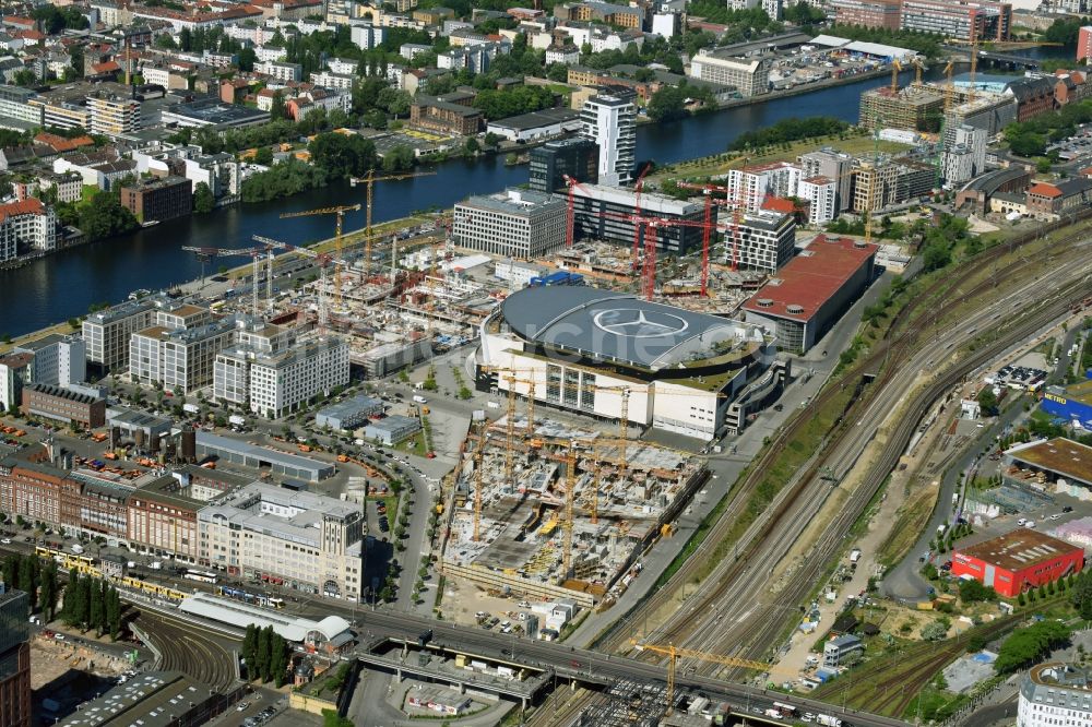 Luftbild Berlin - Baustelle zum Neubau des Gebäudekomplexes des Einkaufszentrum East Side Mall der Freo Group an der Tamara-Danz-Straße auf dem Anschutz - Areal im Ortsteil Bezirk Friedrichshain-Kreuzberg in Berlin, Deutschland