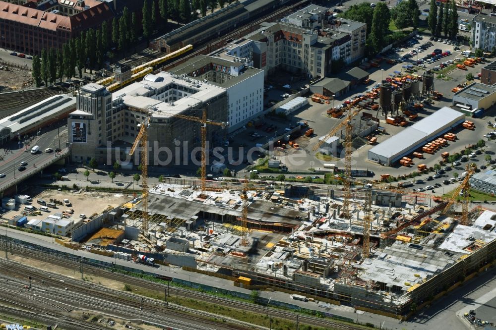 Luftaufnahme Berlin - Baustelle zum Neubau des Gebäudekomplexes des Einkaufszentrum East Side Mall der Freo Group an der Tamara-Danz-Straße auf dem Anschutz - Areal im Ortsteil Bezirk Friedrichshain-Kreuzberg in Berlin, Deutschland