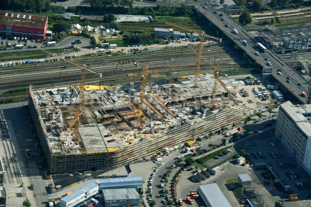 Luftbild Berlin - Baustelle zum Neubau des Gebäudekomplexes des Einkaufszentrum East Side Mall der Freo Group an der Tamara-Danz-Straße auf dem Anschutz - Areal im Ortsteil Bezirk Friedrichshain-Kreuzberg in Berlin, Deutschland