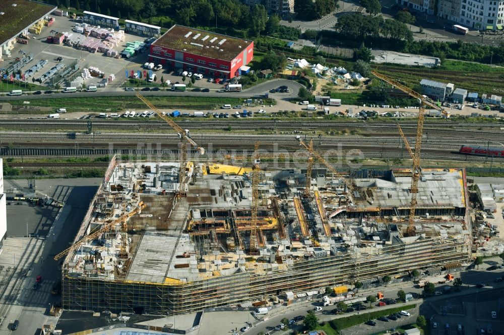 Luftaufnahme Berlin - Baustelle zum Neubau des Gebäudekomplexes des Einkaufszentrum East Side Mall der Freo Group an der Tamara-Danz-Straße auf dem Anschutz - Areal im Ortsteil Bezirk Friedrichshain-Kreuzberg in Berlin, Deutschland