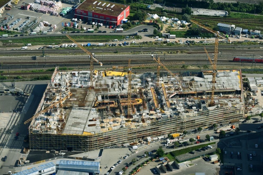 Berlin von oben - Baustelle zum Neubau des Gebäudekomplexes des Einkaufszentrum East Side Mall der Freo Group an der Tamara-Danz-Straße auf dem Anschutz - Areal im Ortsteil Bezirk Friedrichshain-Kreuzberg in Berlin, Deutschland