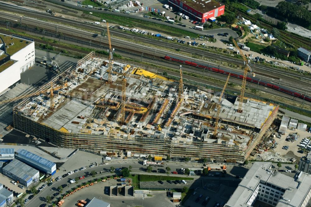 Berlin aus der Vogelperspektive: Baustelle zum Neubau des Gebäudekomplexes des Einkaufszentrum East Side Mall der Freo Group an der Tamara-Danz-Straße auf dem Anschutz - Areal im Ortsteil Bezirk Friedrichshain-Kreuzberg in Berlin, Deutschland