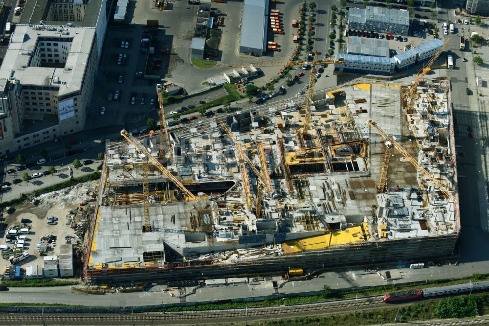 Luftbild Berlin - Baustelle zum Neubau des Gebäudekomplexes des Einkaufszentrum East Side Mall der Freo Group an der Tamara-Danz-Straße auf dem Anschutz - Areal im Ortsteil Bezirk Friedrichshain-Kreuzberg in Berlin, Deutschland