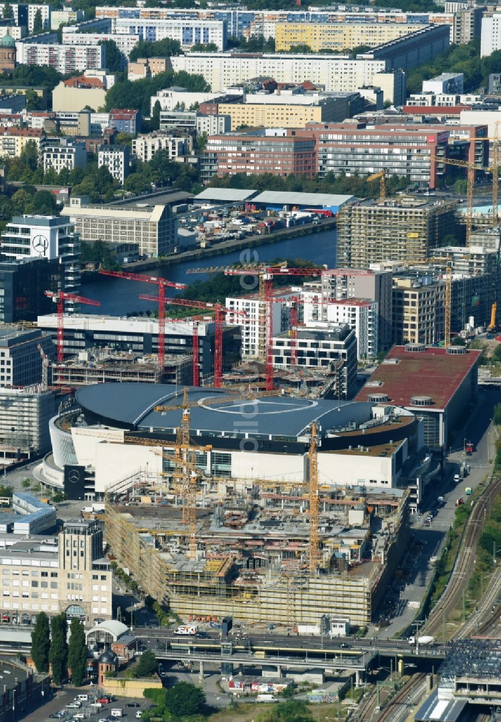 Luftbild Berlin - Baustelle zum Neubau des Gebäudekomplexes des Einkaufszentrum East Side Mall der Freo Group an der Tamara-Danz-Straße auf dem Anschutz - Areal im Ortsteil Bezirk Friedrichshain-Kreuzberg in Berlin, Deutschland