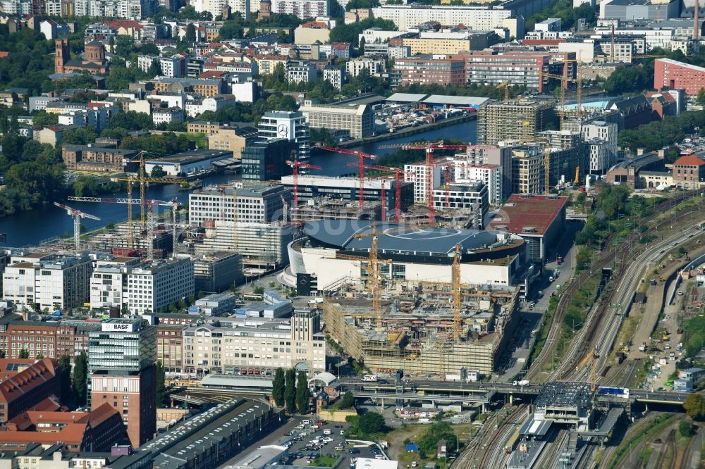 Luftaufnahme Berlin - Baustelle zum Neubau des Gebäudekomplexes des Einkaufszentrum East Side Mall der Freo Group an der Tamara-Danz-Straße auf dem Anschutz - Areal im Ortsteil Bezirk Friedrichshain-Kreuzberg in Berlin, Deutschland