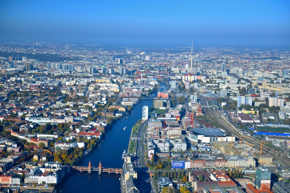 Berlin von oben - Baustelle zum Neubau des Gebäudekomplexes des Einkaufszentrum East Side Mall der Freo Group an der Tamara-Danz-Straße auf dem Anschutz - Areal im Ortsteil Bezirk Friedrichshain-Kreuzberg in Berlin, Deutschland