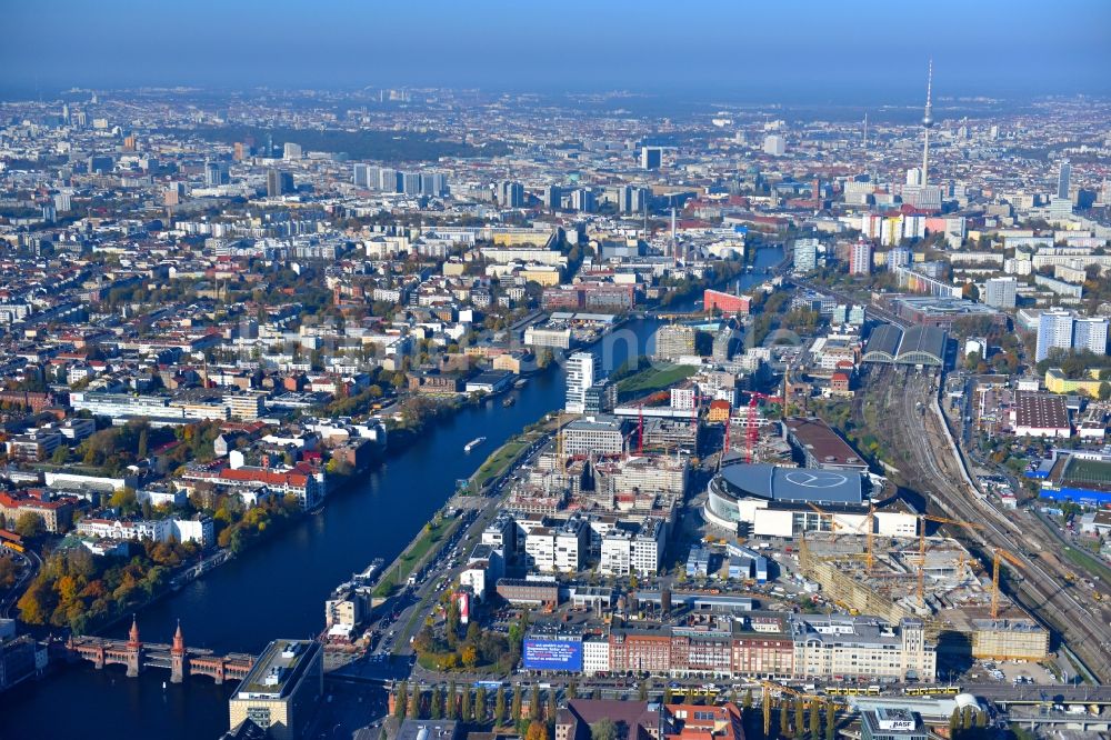 Luftbild Berlin - Baustelle zum Neubau des Gebäudekomplexes des Einkaufszentrum East Side Mall der Freo Group an der Tamara-Danz-Straße auf dem Anschutz - Areal im Ortsteil Bezirk Friedrichshain-Kreuzberg in Berlin, Deutschland