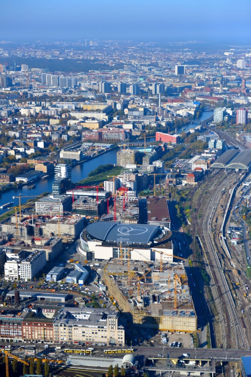 Luftaufnahme Berlin - Baustelle zum Neubau des Gebäudekomplexes des Einkaufszentrum East Side Mall der Freo Group an der Tamara-Danz-Straße auf dem Anschutz - Areal im Ortsteil Bezirk Friedrichshain-Kreuzberg in Berlin, Deutschland