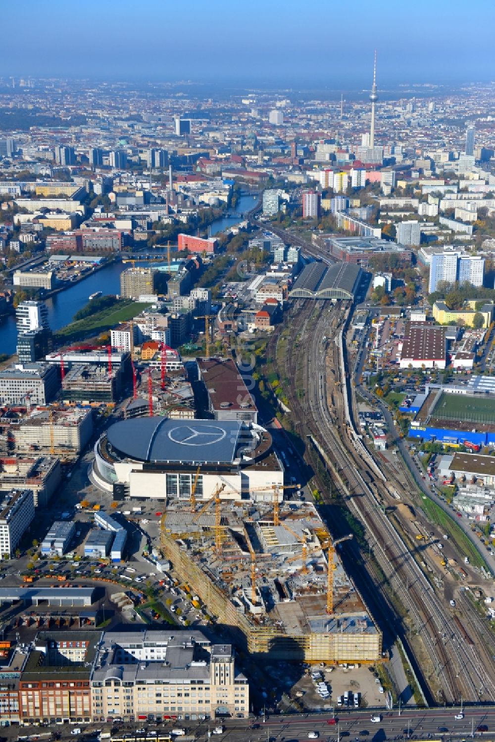 Berlin von oben - Baustelle zum Neubau des Gebäudekomplexes des Einkaufszentrum East Side Mall der Freo Group an der Tamara-Danz-Straße auf dem Anschutz - Areal im Ortsteil Bezirk Friedrichshain-Kreuzberg in Berlin, Deutschland