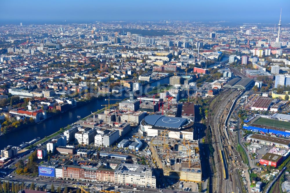 Berlin aus der Vogelperspektive: Baustelle zum Neubau des Gebäudekomplexes des Einkaufszentrum East Side Mall der Freo Group an der Tamara-Danz-Straße auf dem Anschutz - Areal im Ortsteil Bezirk Friedrichshain-Kreuzberg in Berlin, Deutschland