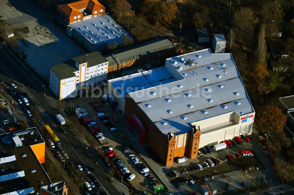 Berlin von oben - Baustelle zum Neubau des Gebäudekomplexes des Einkaufszentrum im ehemaligen Fabrikgebäude der ehemaligen Bärensiegel Brennerei am Adlergestell Ecke Glienicker Weg im Ortsteil Adlershof in Berlin, Deutschland