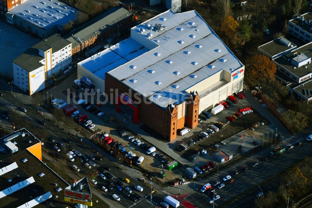 Berlin von oben - Baustelle zum Neubau des Gebäudekomplexes des Einkaufszentrum im ehemaligen Fabrikgebäude der ehemaligen Bärensiegel Brennerei am Adlergestell Ecke Glienicker Weg im Ortsteil Adlershof in Berlin, Deutschland