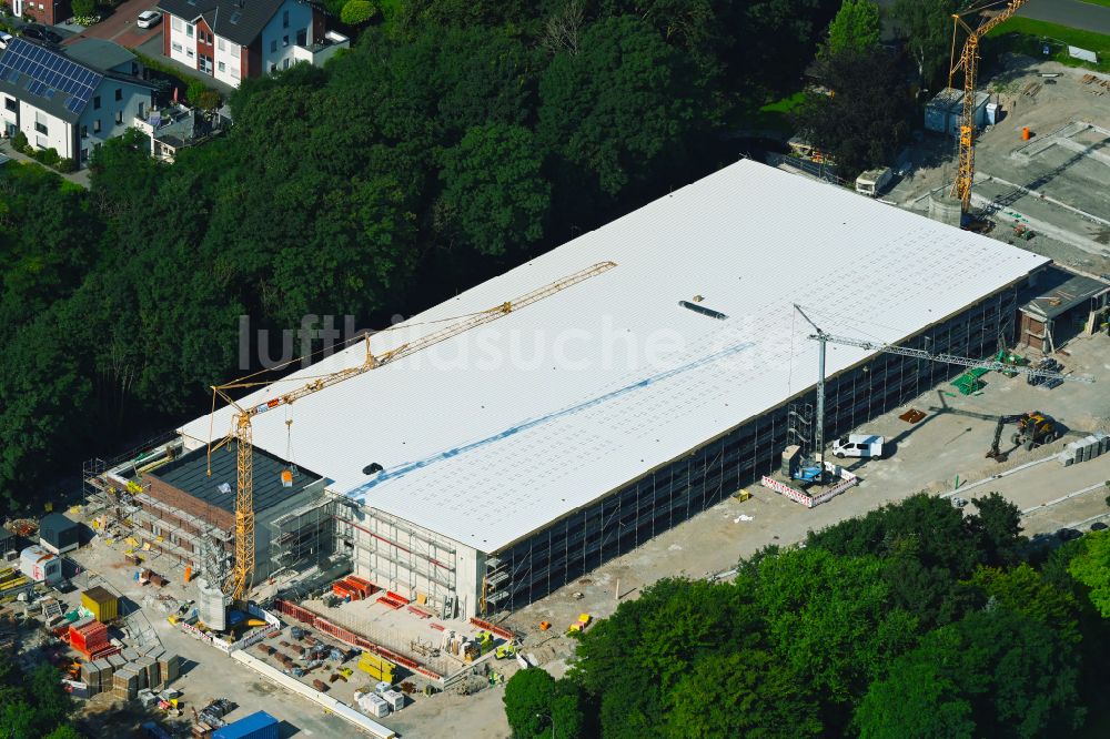 Rheinberg von oben - Baustelle zum Neubau des Gebäudekomplexes des Einkaufszentrum für einen Rewe-Markt in Rheinberg im Bundesland Nordrhein-Westfalen, Deutschland