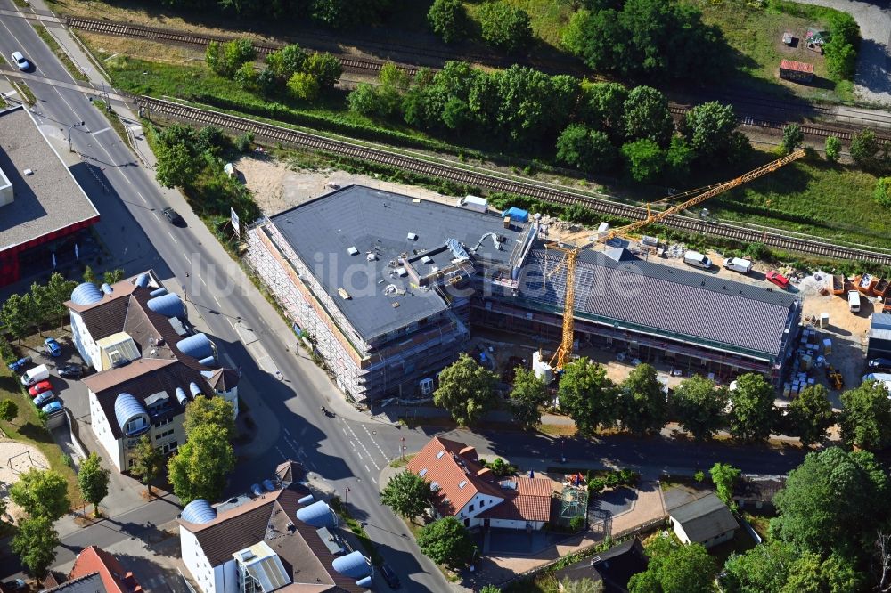 Neuenhagen von oben - Baustelle zum Neubau des Gebäudekomplexes des Einkaufszentrum an der Eisenbahnstraße in Neuenhagen im Bundesland Brandenburg, Deutschland