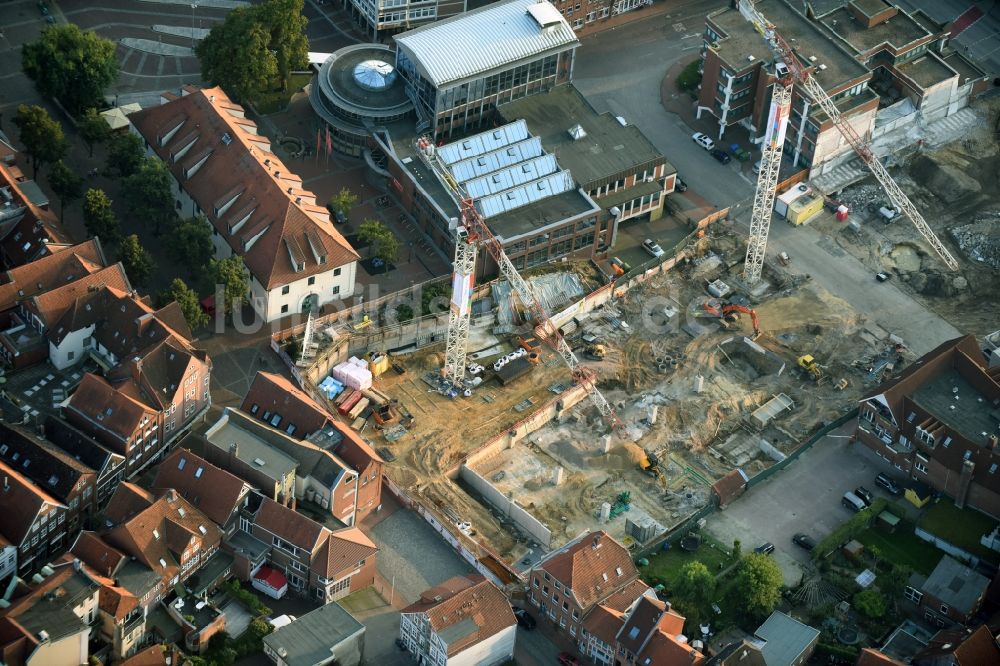 Stade aus der Vogelperspektive: Baustelle zum Neubau des Gebäudekomplexes des Einkaufszentrum GESCHÄFTSHAUS NEUER PFERDEMARKT in Stade im Bundesland Niedersachsen