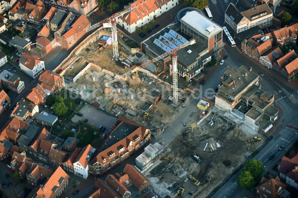 Stade aus der Vogelperspektive: Baustelle zum Neubau des Gebäudekomplexes des Einkaufszentrum GESCHÄFTSHAUS NEUER PFERDEMARKT in Stade im Bundesland Niedersachsen