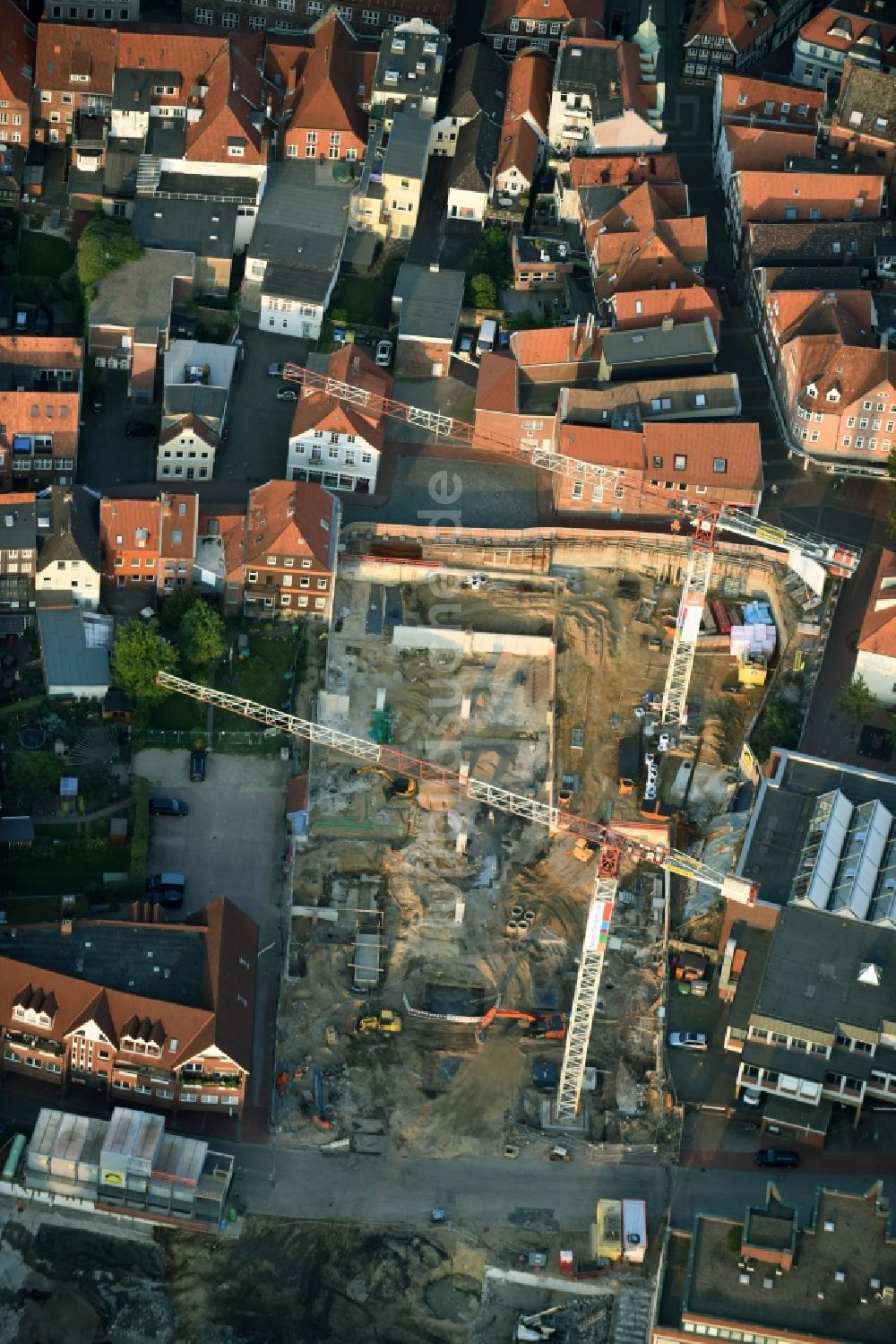 Stade aus der Vogelperspektive: Baustelle zum Neubau des Gebäudekomplexes des Einkaufszentrum GESCHÄFTSHAUS NEUER PFERDEMARKT in Stade im Bundesland Niedersachsen