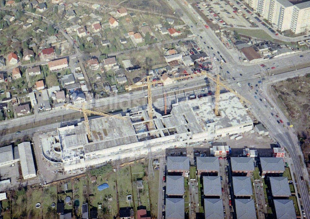 Berlin von oben - Baustelle zum Neubau des Gebäudekomplexes des Einkaufszentrum Hansacenter an der Hansastraße im Ortsteil Hohenschönhausen in Berlin, Deutschland