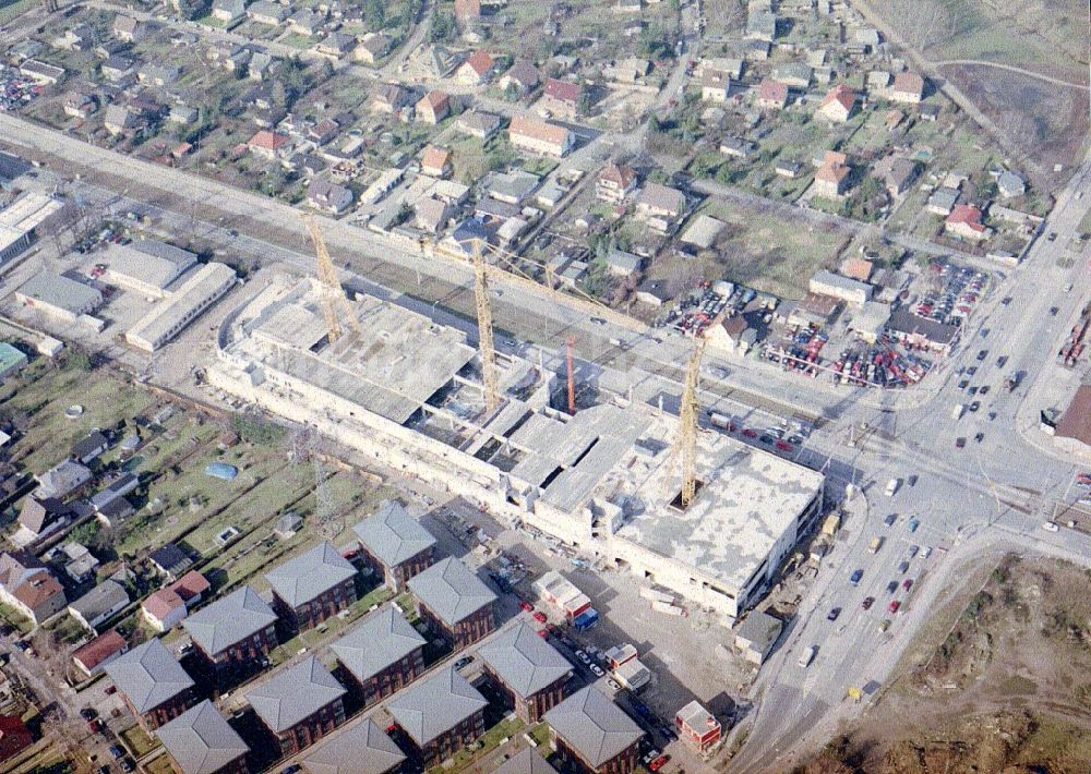 Berlin aus der Vogelperspektive: Baustelle zum Neubau des Gebäudekomplexes des Einkaufszentrum Hansacenter an der Hansastraße im Ortsteil Hohenschönhausen in Berlin, Deutschland