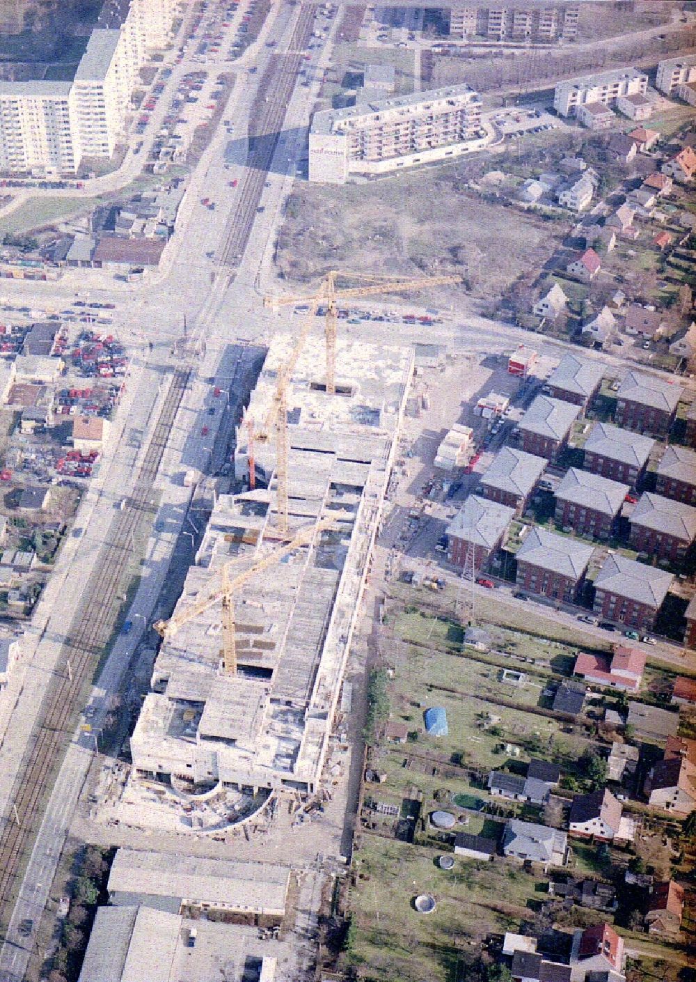 Luftaufnahme Berlin - Baustelle zum Neubau des Gebäudekomplexes des Einkaufszentrum Hansacenter an der Hansastraße im Ortsteil Hohenschönhausen in Berlin, Deutschland