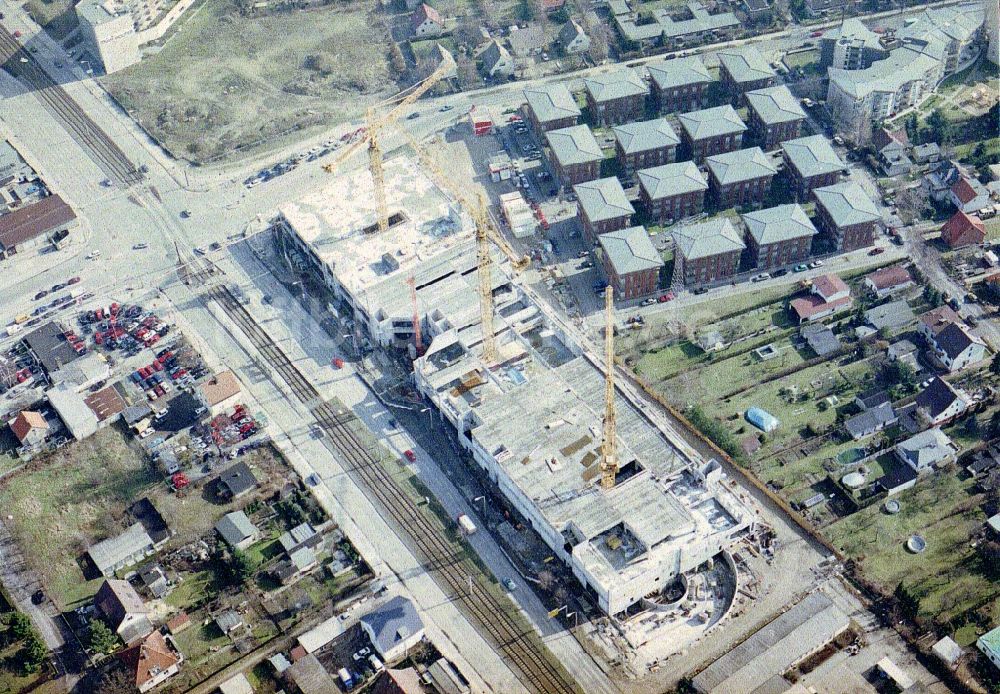 Berlin von oben - Baustelle zum Neubau des Gebäudekomplexes des Einkaufszentrum Hansacenter an der Hansastraße im Ortsteil Hohenschönhausen in Berlin, Deutschland