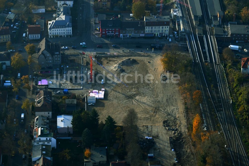 Berlin von oben - Baustelle zum Neubau des Gebäudekomplexes des Einkaufszentrum an der Hönower Straße im Ortsteil Mahlsdorf in Berlin, Deutschland