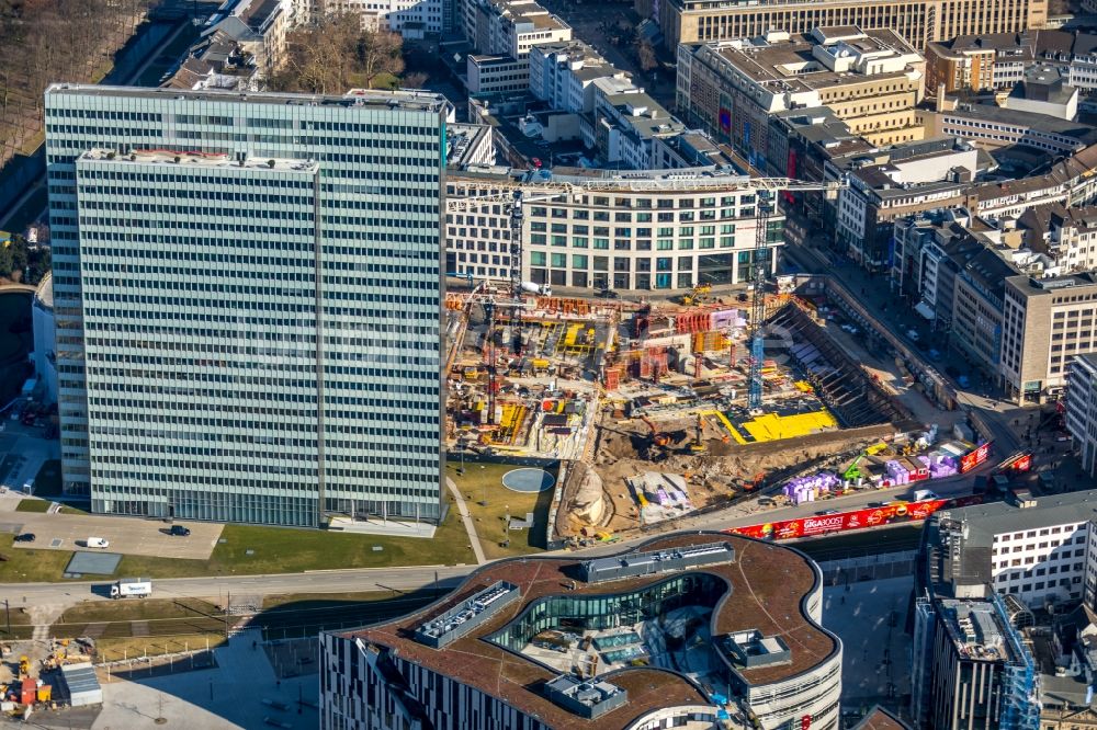 Düsseldorf von oben - Baustelle zum Neubau des Gebäudekomplexes des Einkaufszentrum Ingenhoven-Tal - Köbogen 2 am Gustaf-Gründgens-Platz in Düsseldorf im Bundesland Nordrhein-Westfalen, Deutschland